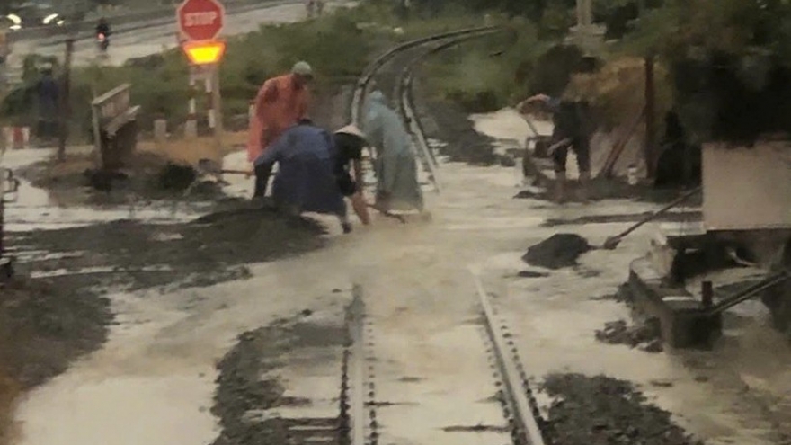 Vietnam Railways suspends more trains amid severe central region flooding